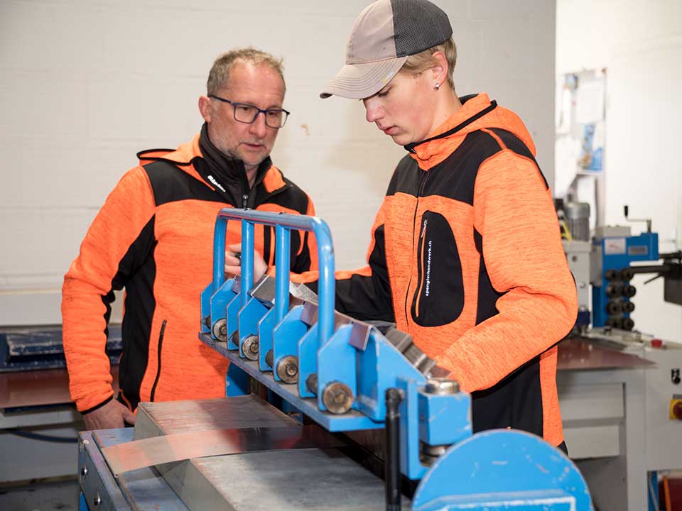 Lehrling und Lehrmeister bei der Arbeit
